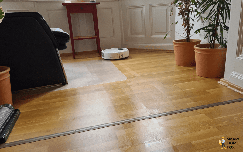 Der SwitchBot S10 wischt einen Laminatboden.